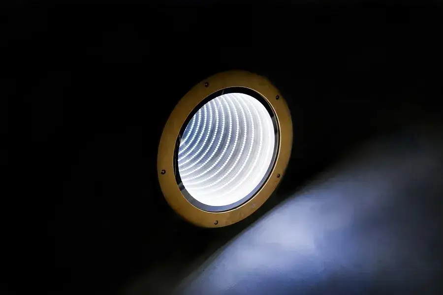 Jak działa lustro nieskończoności i co wyróżnia ten wyjątkowy gadżet LED?