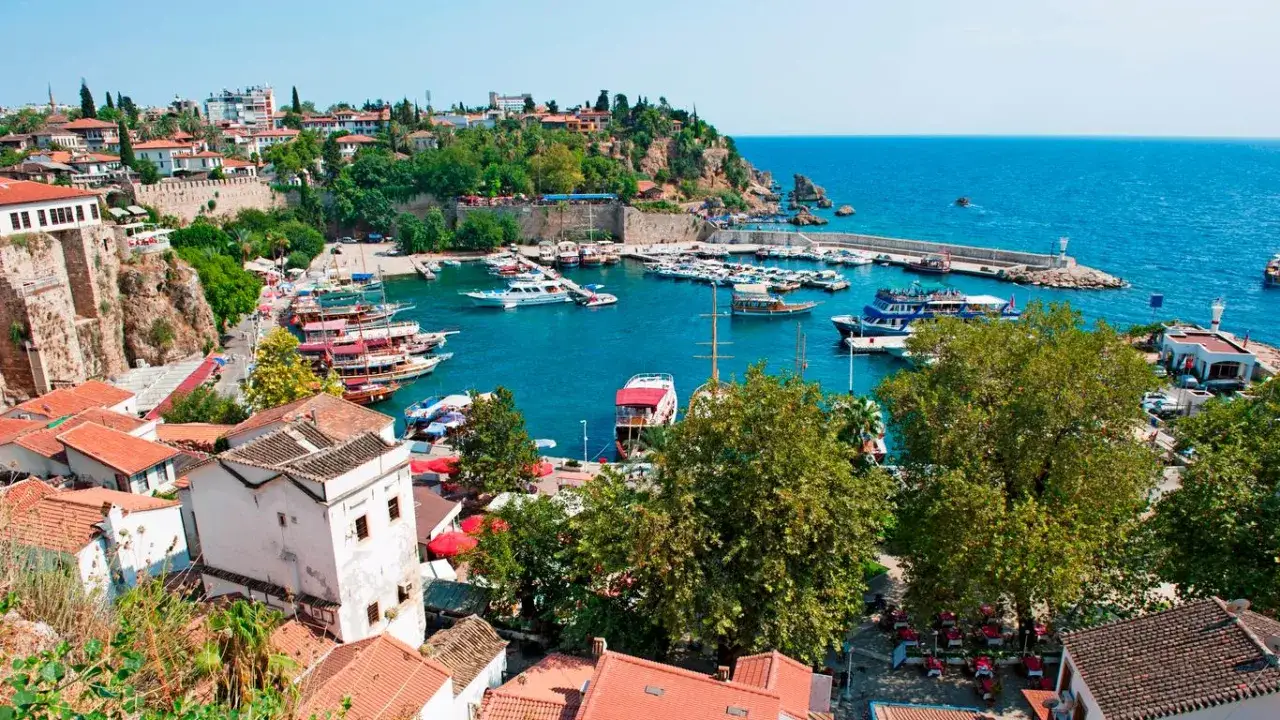 Ile trwa lot z Poznania do Turcji Antalya: szczegółowy rozkład godzin