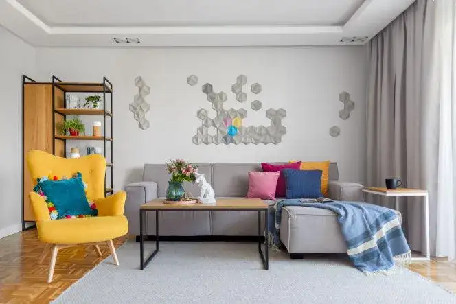 Czym wykończyć ścianę w salonie? Odkryj najlepsze materiały i style