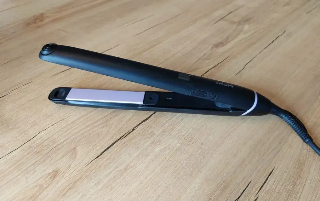 Jak wyczyścić prostownicę i uniknąć jej uszkodzenia? Sprawdź!