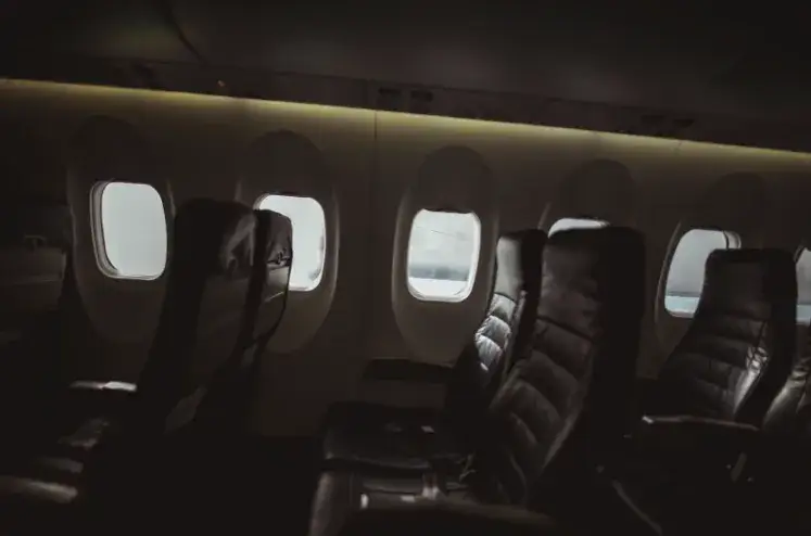 Podręczny zestaw na długi lot: Co zabrać i jak się przygotować?