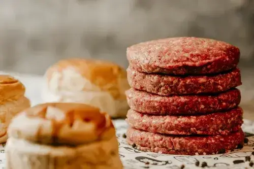 Ile smażyć wołowinę na burgery, aby były idealnie soczyste?