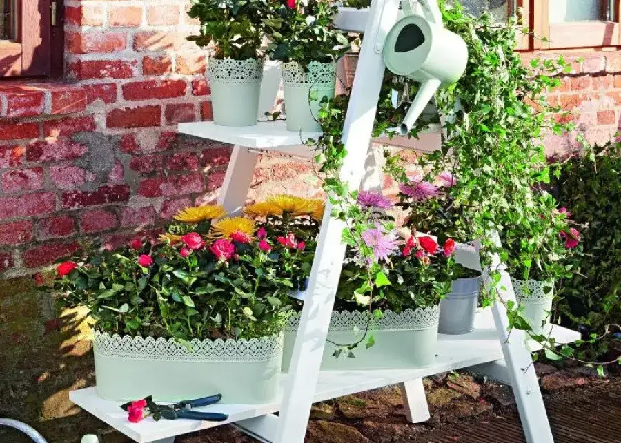 Prosty sposób na oryginalny kwietnik z drabiny bez kosztów i wysiłku