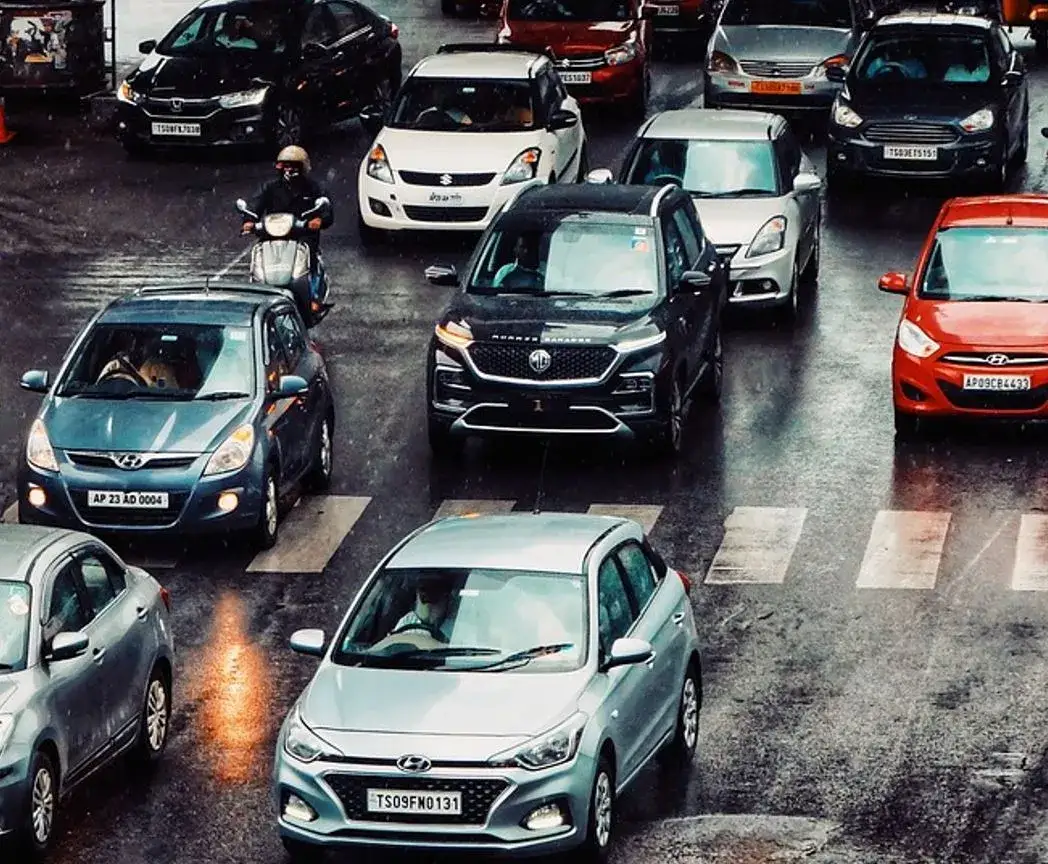 Bezpieczna odległość między samochodami – jak uniknąć kolizji na drodze?