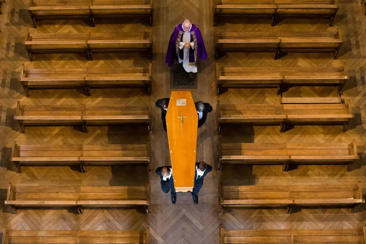 Ile zarabia grabarz? Poznaj prawdę o zarobkach w tej profesji