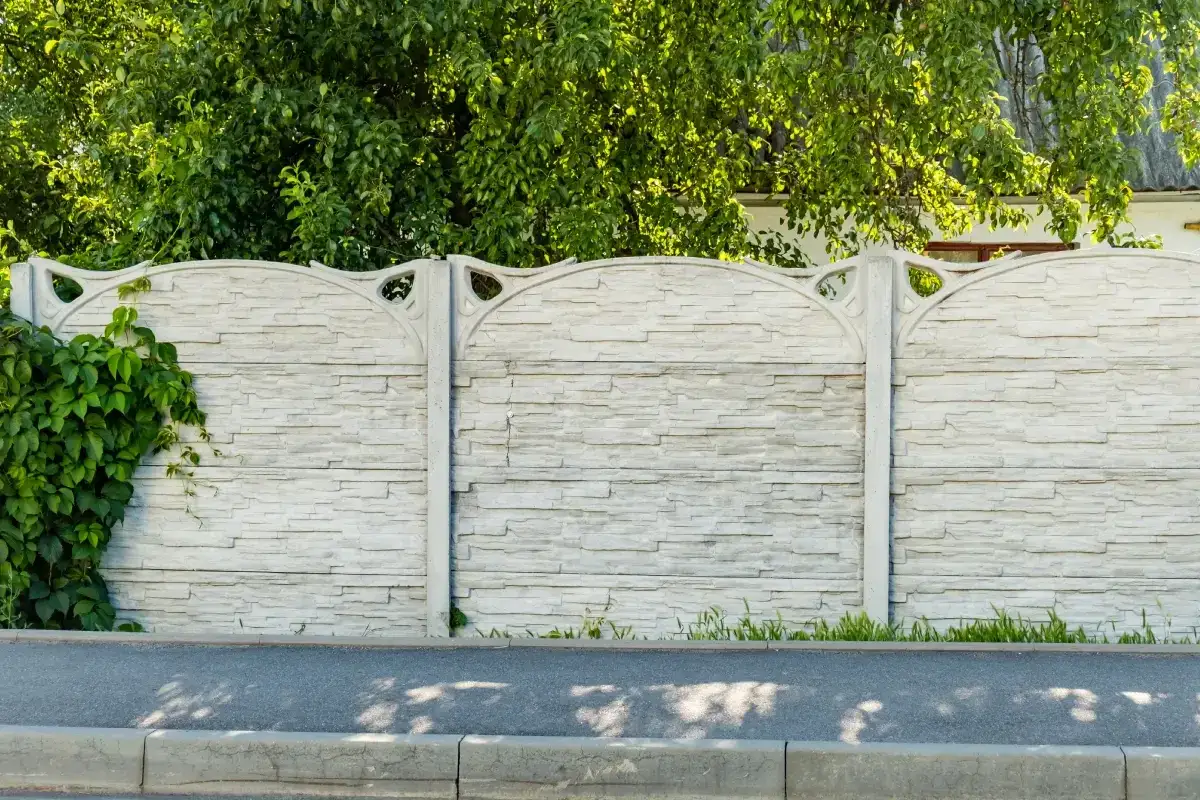 Na jaki kolor pomalować ogrodzenie betonowe, aby nie żałować wyboru?