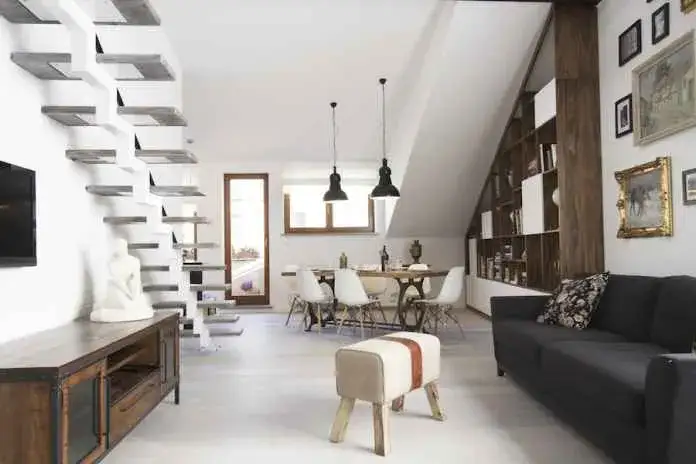 Jak urządzić nieustawny salon? Proste triki na trudną przestrzeń