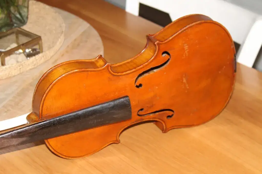 Jak rozpoznać skrzypce lutnicze: 7 kluczowych cech instrumentu