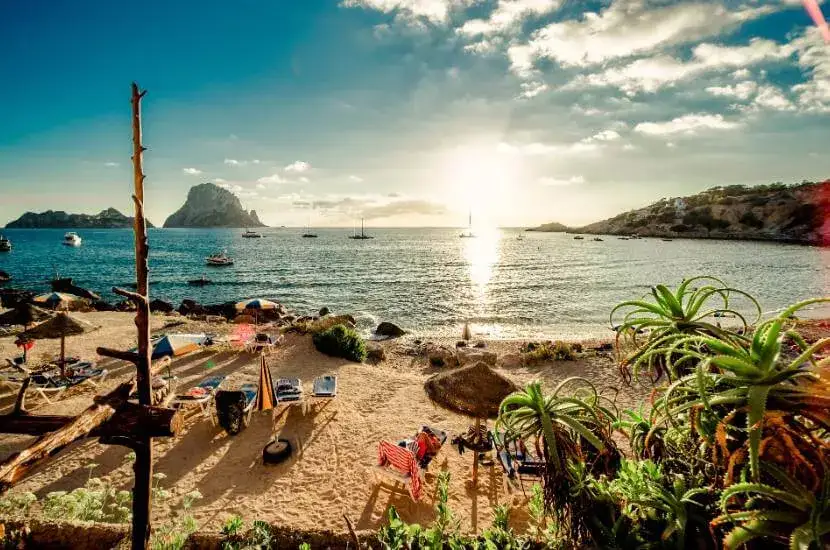 Ile trwa lot na Ibizę? Czasy lotów z Polski i ważne porady