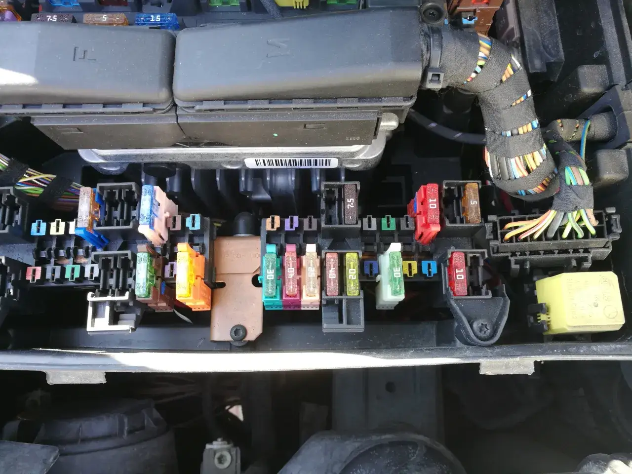 Gdzie są bezpieczniki w Mercedes Vito? Kluczowe informacje i lokalizacja