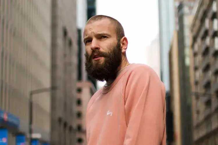 Czy zarost gęstnieje z wiekiem? Poznaj prawdę o rozwoju zarostu u mężczyzn