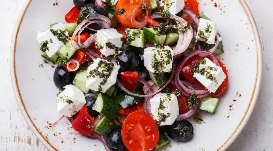 Prosta sałatka grecka krok po kroku. Poznaj sekret idealnego przepisu!