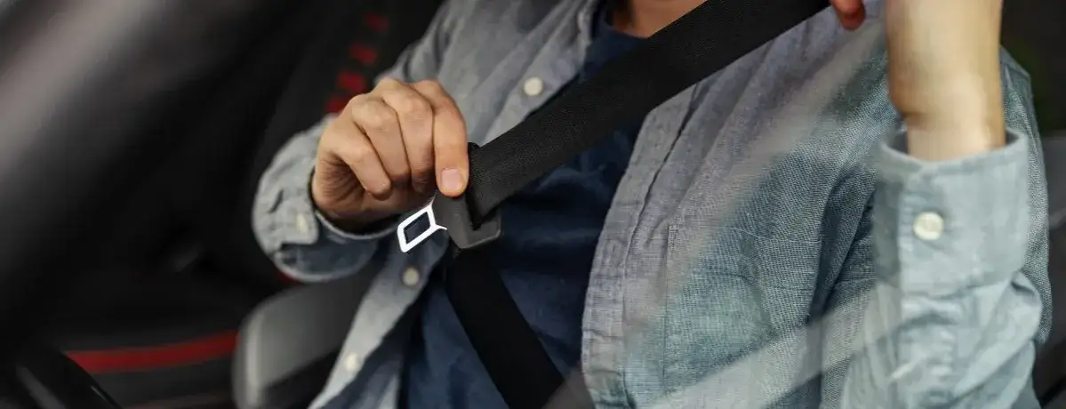 Jak zbudowany jest pas bezpieczeństwa i dlaczego ratuje życie? Budowa i działanie