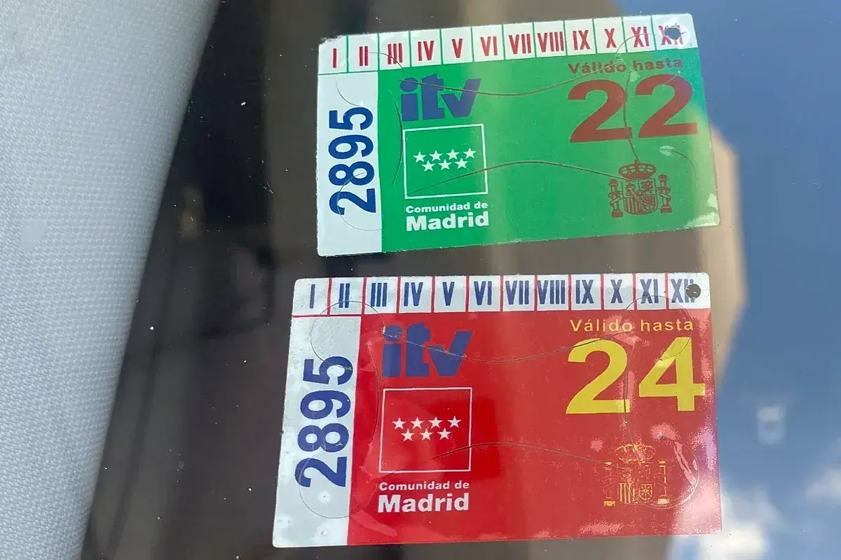 Es obligatorio llevar pegatina ITV: Consecuencias de no tenerla