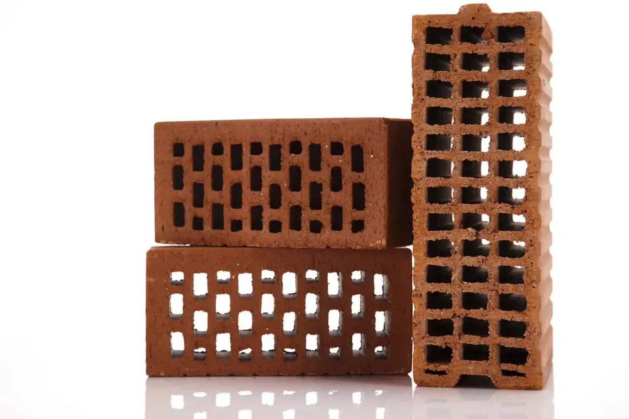 Ile kosztuje cegła dziurawka? Sprawdź ceny i porównaj oferty