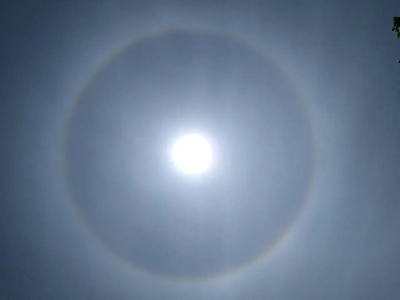 Jak powstaje zjawisko halo? Zaskakujące fakty o refrakcji światła