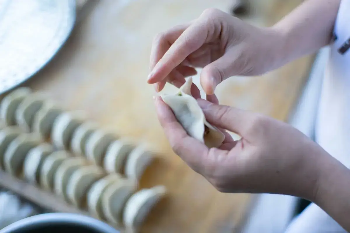 Jak gotować pierogi mrożone z truskawkami: proste sposoby na smakowite danie