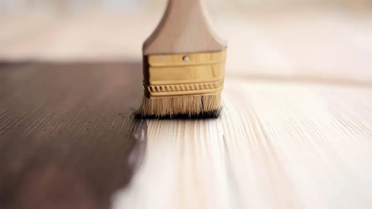 Czym malować drewno: pędzel czy wałek? Porównanie metod