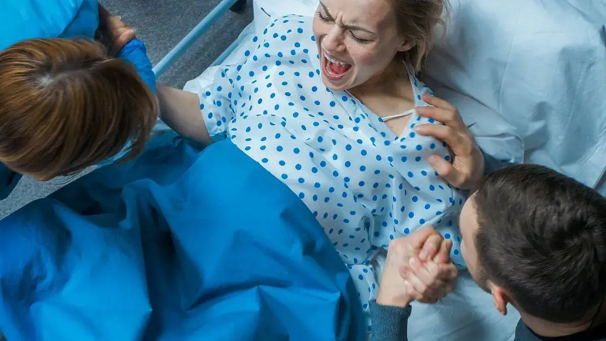 Cesarka czy poród naturalny - co bezpieczniejsze? Fakty i mity