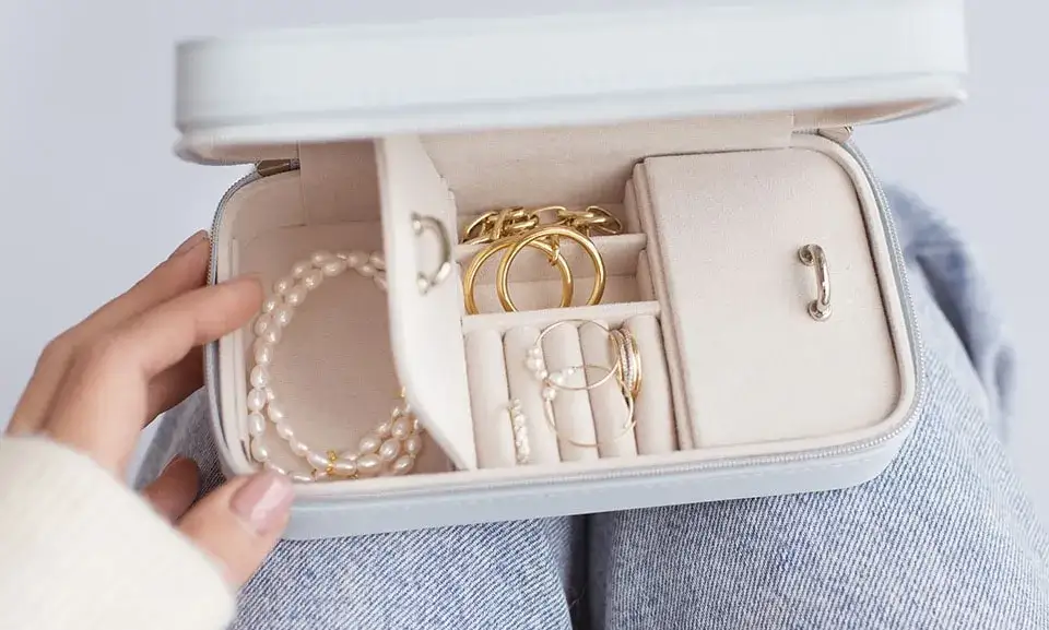Jak przechowywać biżuterię, aby uniknąć uszkodzeń i plątania