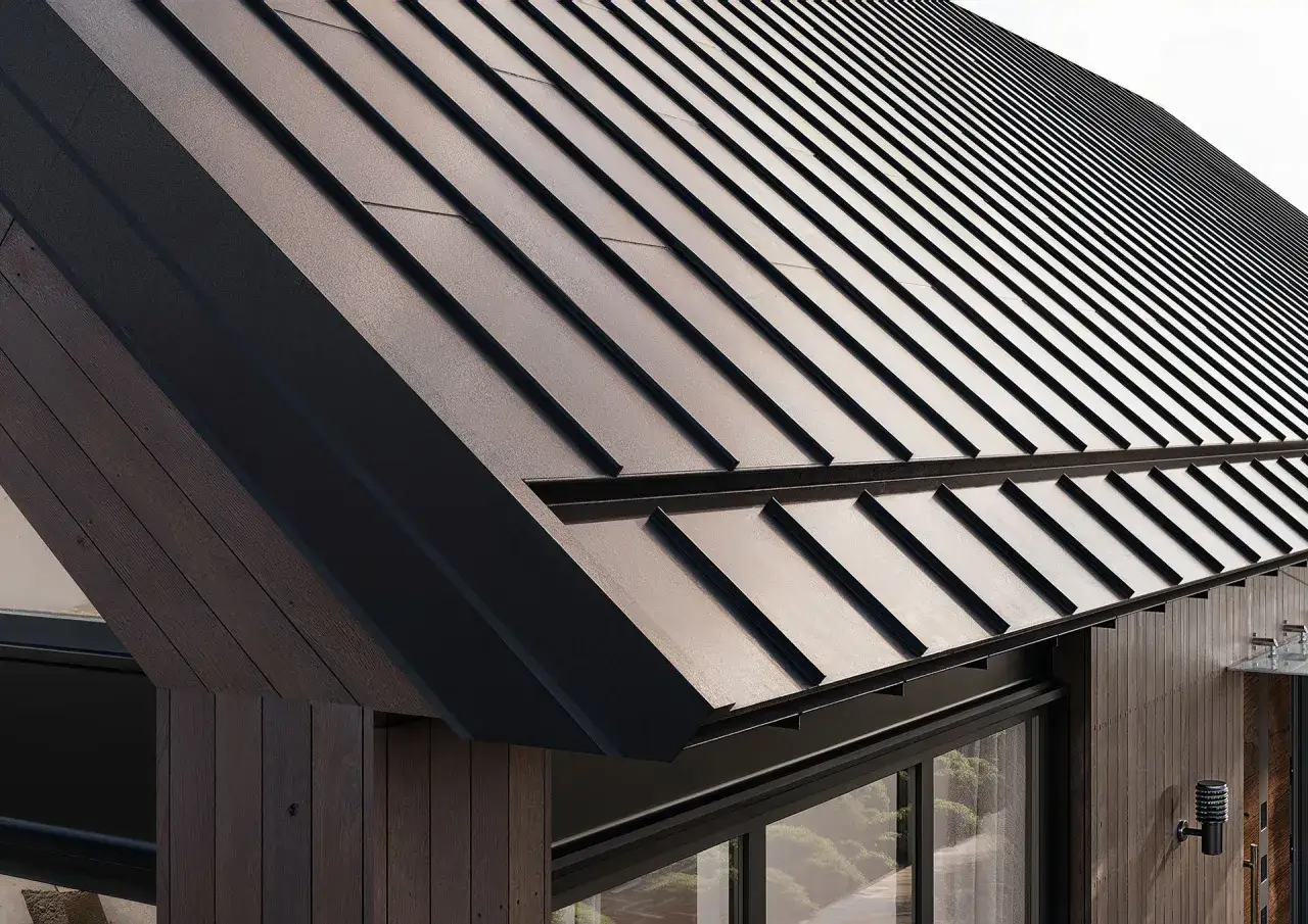Innowacyjne rozwiązania w pokryciach dachowych: modułowy panel na rąbek zatrzaskowy Galeco GRIN MOD