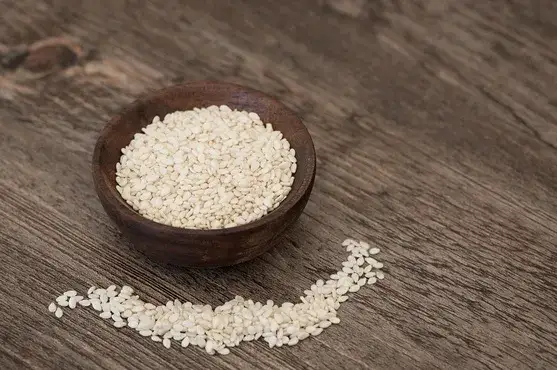 Czy sezam tuczy? Odkryj prawdę o kaloriach i zdrowotnych korzyściach