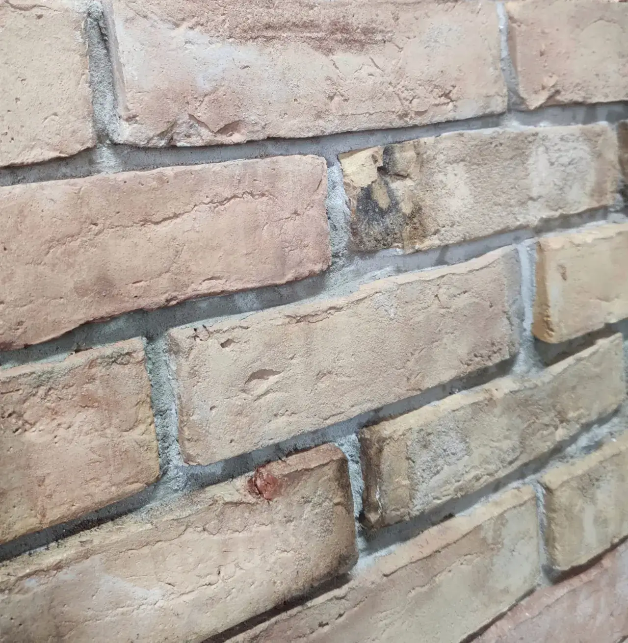 Skuteczne sposoby na to, jak wyczyścić cegłę bez uszkodzeń