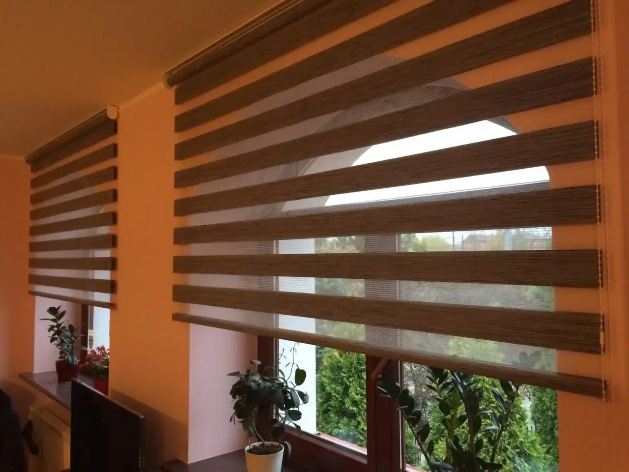 Ile kosztuje montaż rolet dzień noc? Ceny mogą Cię zaskoczyć!