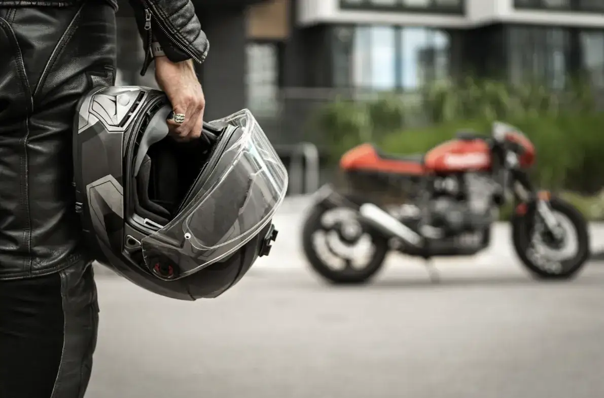 Bezpieczna jazda: jak dobrać kask i oświetlenie do motocykla