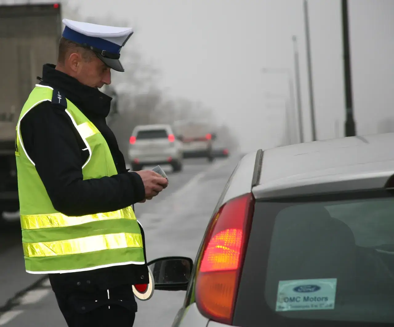 Bez pasów bezpieczeństwa? Poznaj wyjątkowe sytuacje i przepisy drogowe
