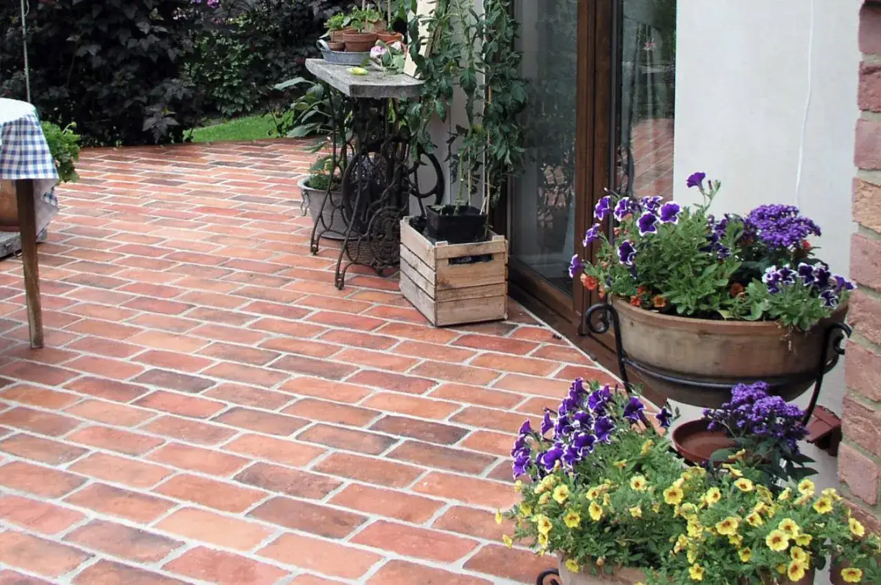 Podłoga z cegły na tarasie: jak wykonać, zalety i wady