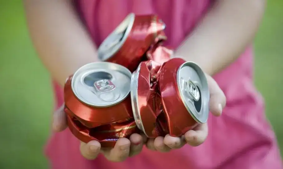 Czy puszki aluminiowe czyszczą komin? Skuteczność i ryzyko tej metody