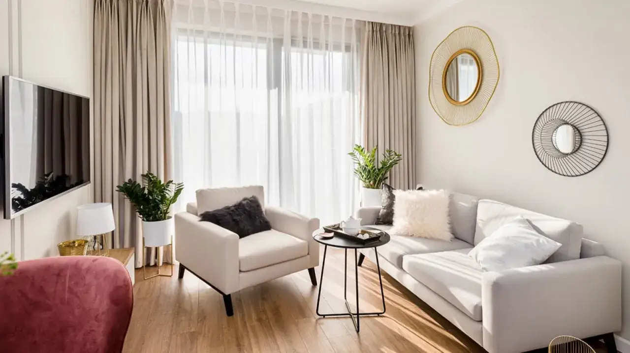 Jakie zasłony do salonu wybrać - 8 aranżacji, które całkowicie odmienią wnętrze