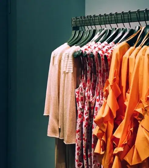 Jak zrobić fajne ciuchy ze starych – proste przeróbki, które odmienią twoją szafę