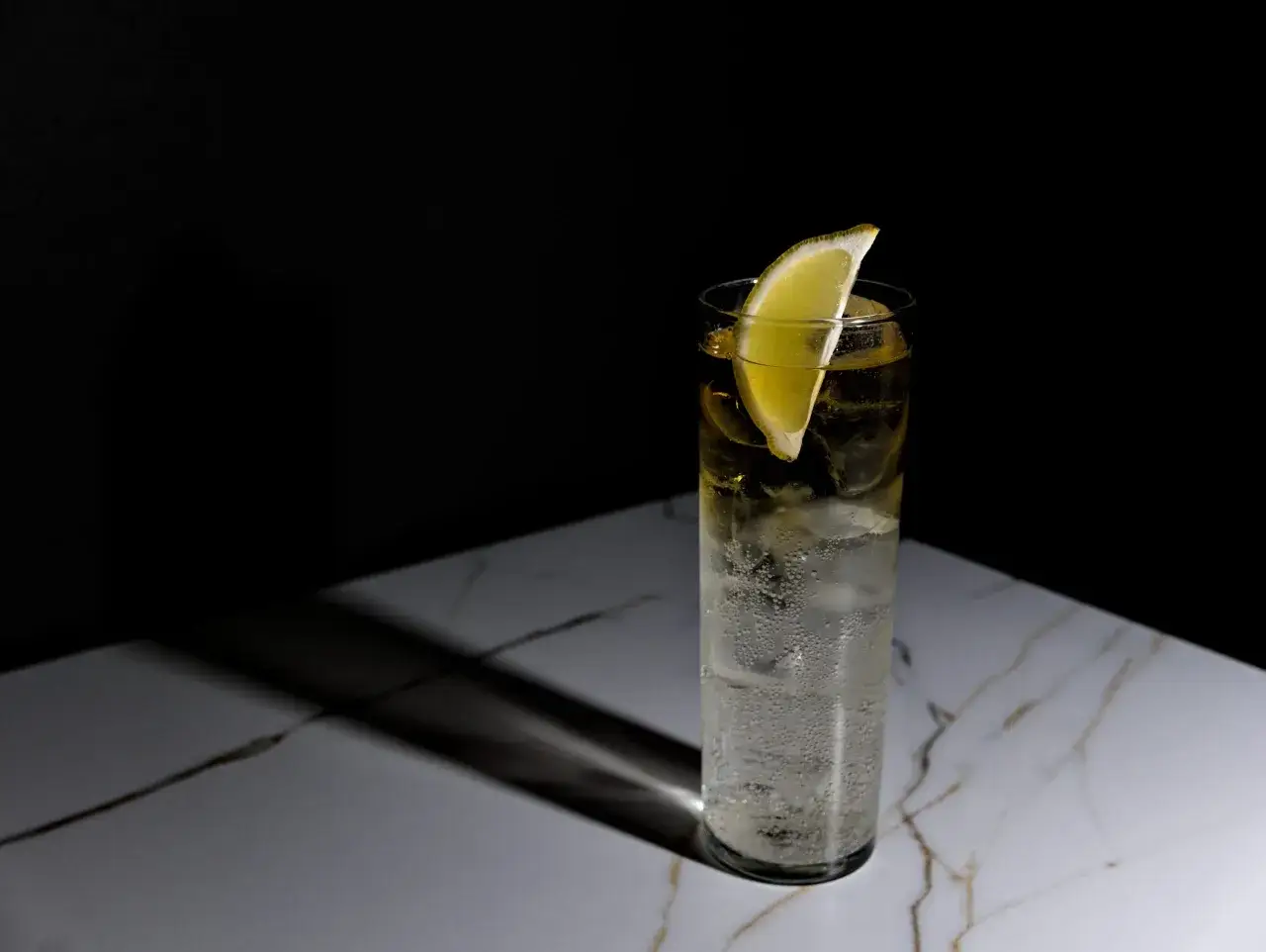 Najlepsze przepisy na drinki highball, które zachwycą Twoich gości