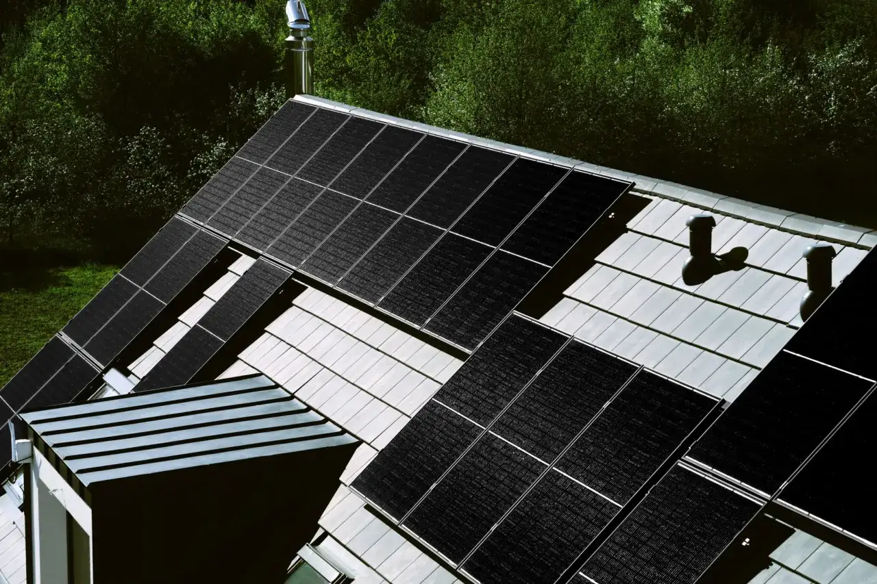 Fotowoltaika mono czy poli – który panel wybrać, by nie stracić na wydajności?