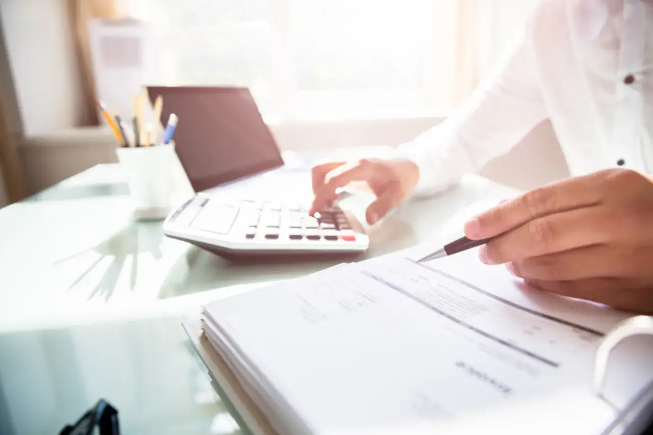 Kto płaci podatek od sprzedaży działki budowlanej? Zaskakujące szczegóły!