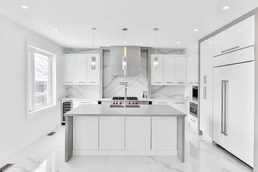 Jak rozmieścić halogeny na suficie w kuchni, aby uniknąć cieni?