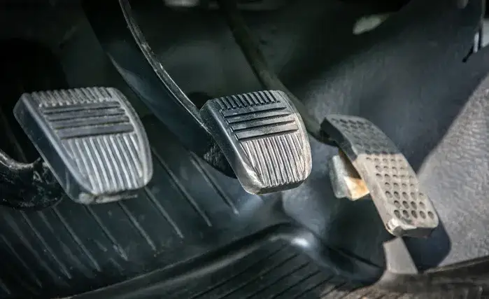 Objawy uszkodzonego docisku sprzęgła – jak rozpoznać i uniknąć kosztownych napraw