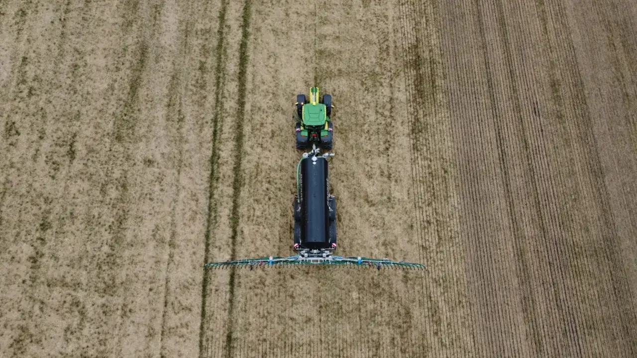 Jaką odległość od budynków mieszkalnych można wylewać gnojowicę?