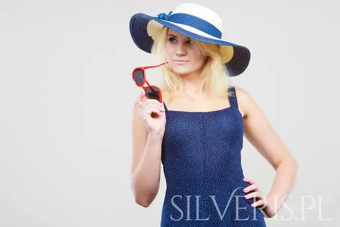 Jaka biżuteria do granatowej sukienki? Oto najlepsze wybory na wesele