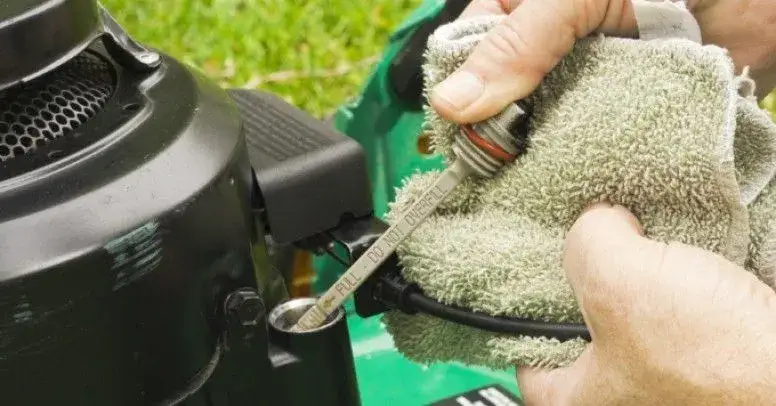 Wymiana oleju w kosiarce: czy lepiej na zimnym czy ciepłym silniku?