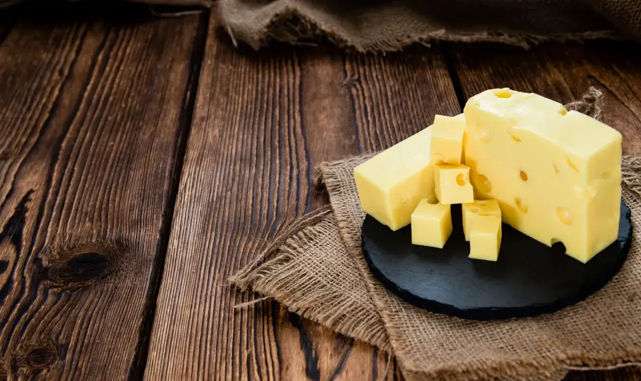 Czy ser żółty można mrozić: 5 zasad prawidłowego przechowywania w zamrażarce