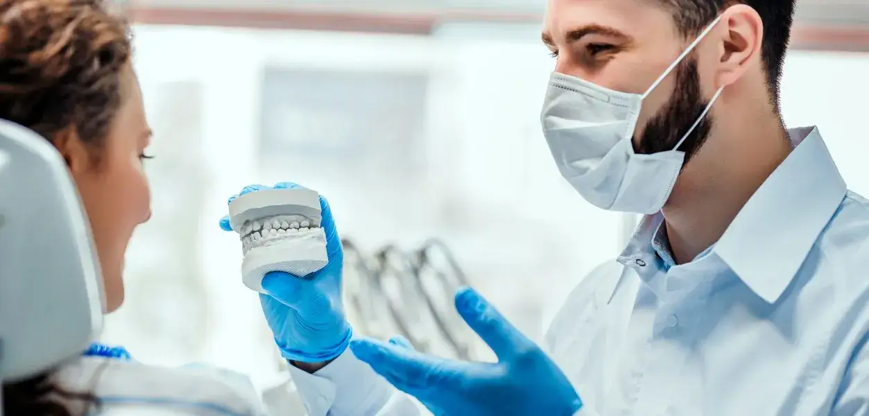 Czy stomatolog to lekarz? Poznaj jego rolę i kwalifikacje w medycynie