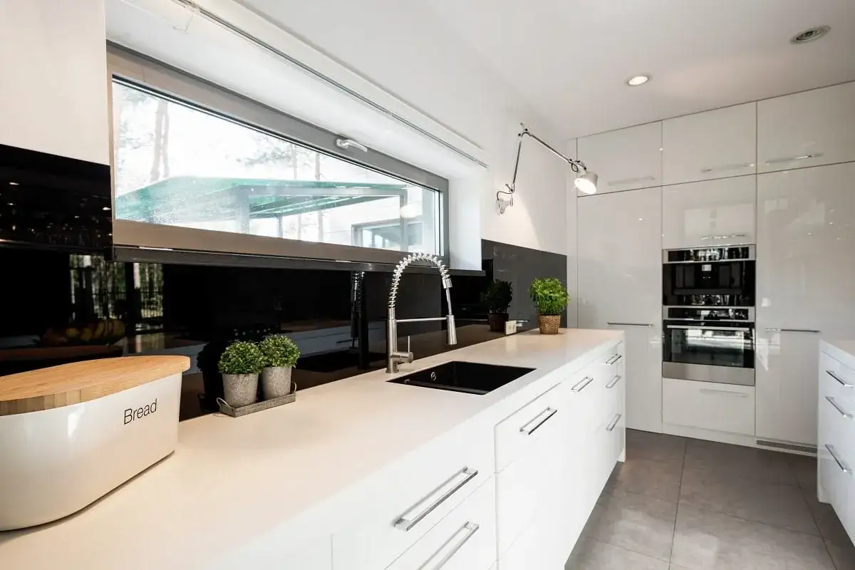 Jaki blat do białych mebli kuchennych? 7 najlepszych opcji