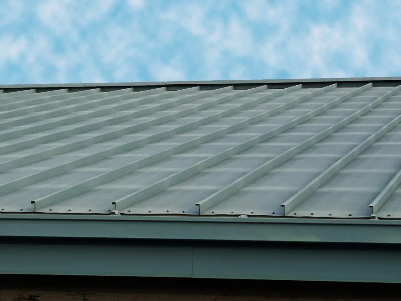 Ile farby na 100m2 dachu? Sprawdź, ile naprawdę potrzebujesz