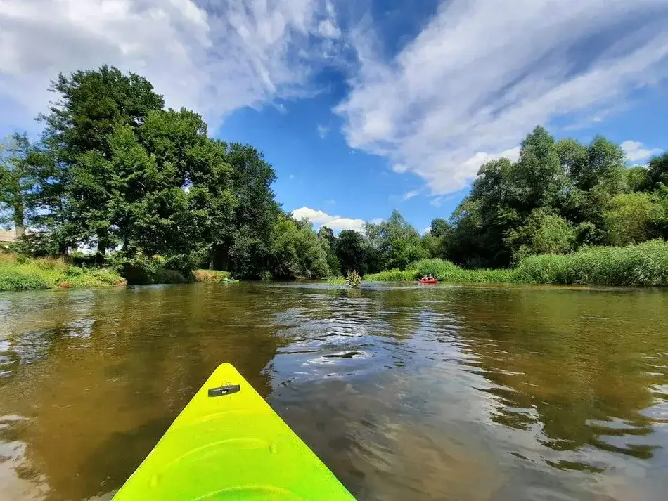Gdzie na kajaki w Łódzkiem? Najlepsze miejsca i trasy dla miłośników kajakarstwa