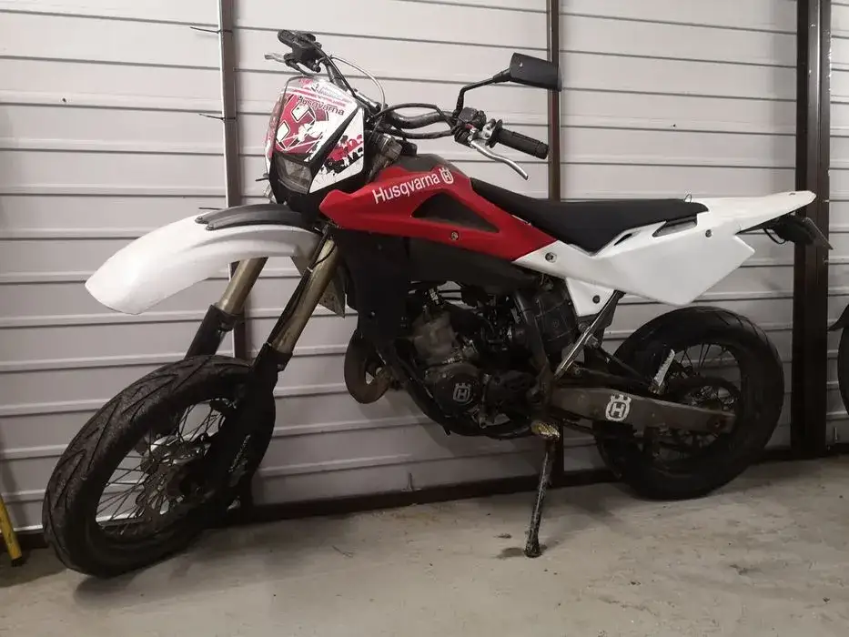 Husqvarna 125 supermoto 4t - Poznaj jego wyjątkowe cechy i ceny