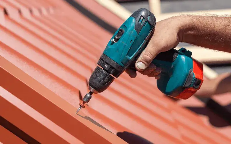 Jak położyć blachę trapezową na dachu - uniknij najczęstszych błędów