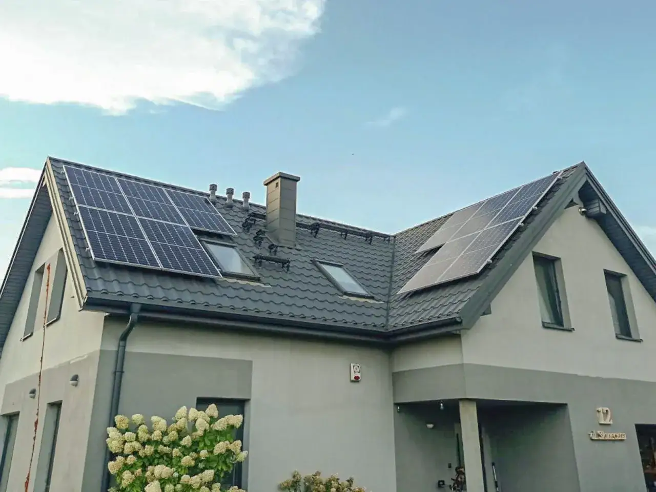 Czy fotowoltaika tanieje? Analiza cen i opłacalności w Polsce